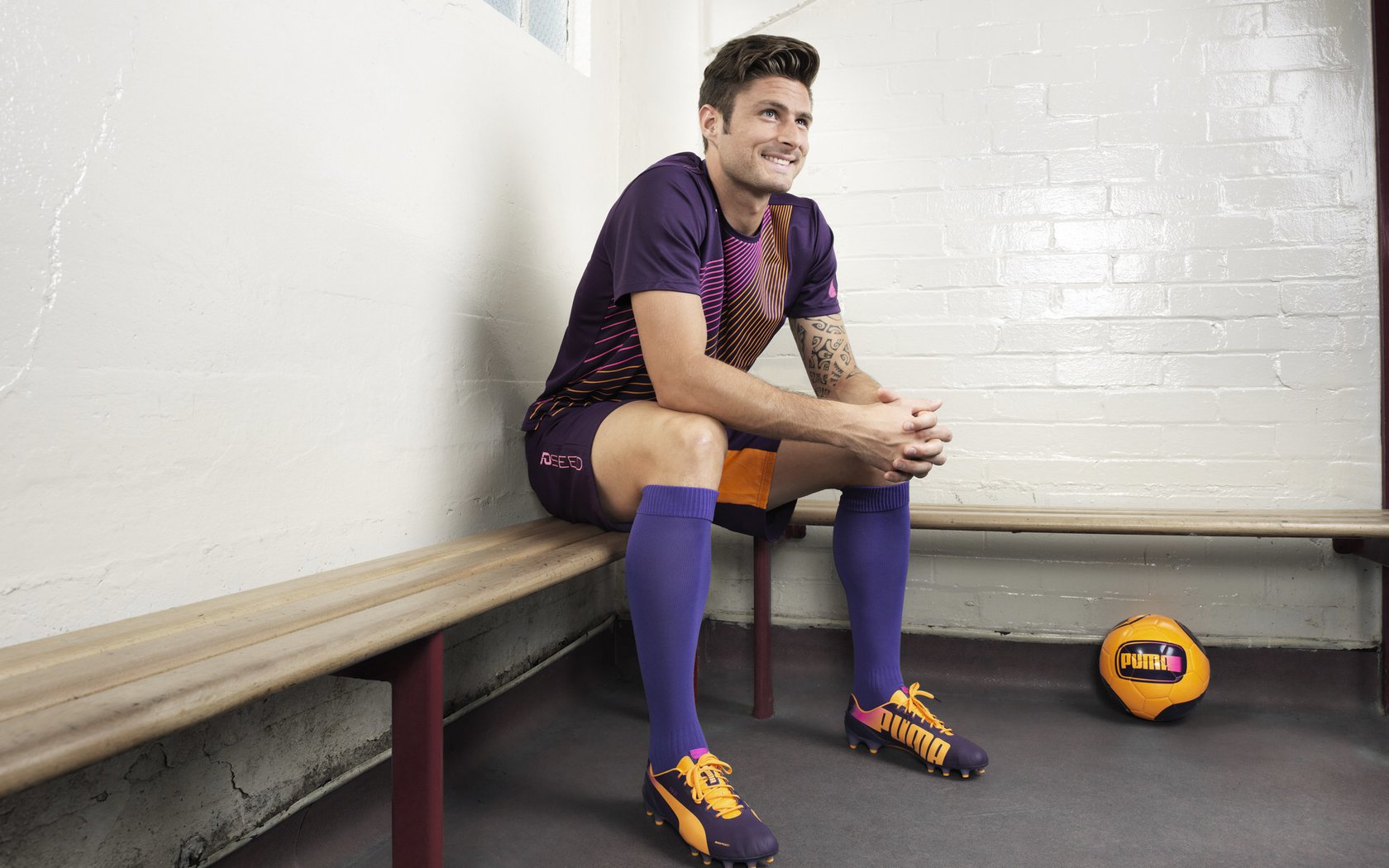 中国男足热身赛主场击败乌兹别克斯坦 武磊传射建功状态回暖，中国男子足球队热身赛